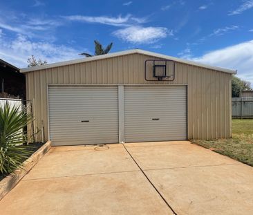 Huge property in quiet street. - Photo 3