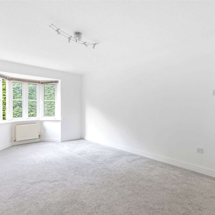 A stylish and light-filled two-bedroom apartment in a desirable Wilmslow setting - Photo 1