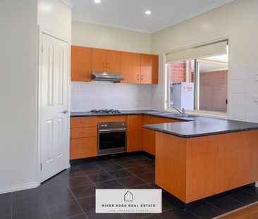 Affordable Townhouse Living in Central Footscray - Photo 2