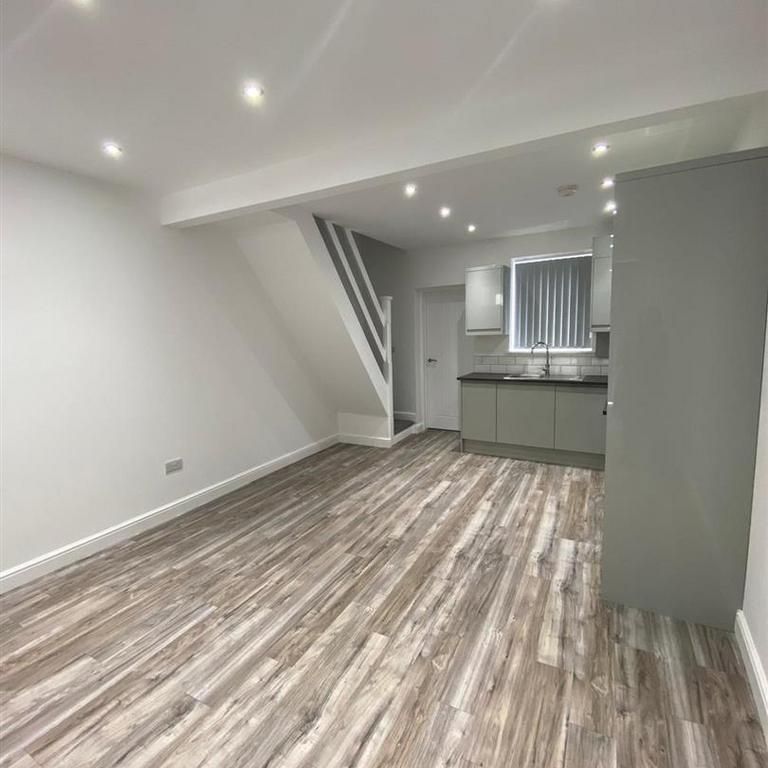 2 bedroom end of terrace house to rent - Photo 1