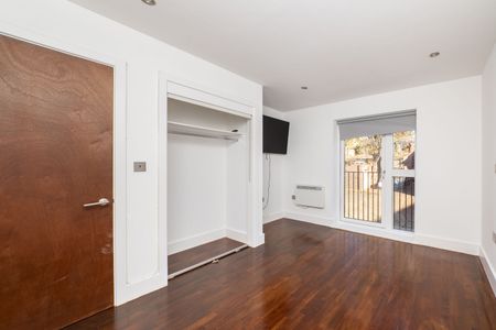 Village Court, Cheam, SM3 - Photo 2