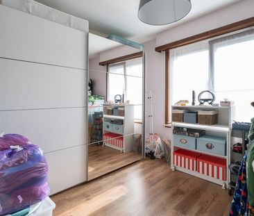 GELIJKVLOERS APPARTEMENT MET 2 SLPKS, GARAGE EN TUIN - Photo 4