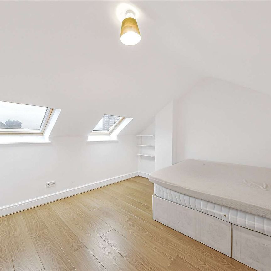 A bright duplex four bedroom apartment in a period conversion. - Photo 1