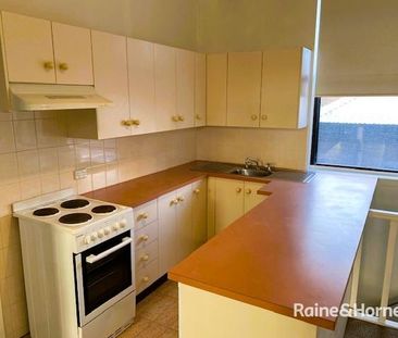Tidy 1-bedroom unit with easy beach access - Photo 6