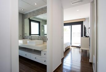 REF.7729 — Luxury Villa with Private Pool 500 Metres from the Sea