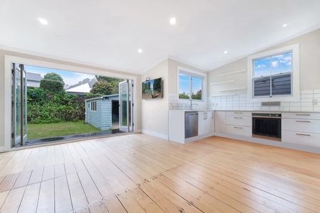 Spacious Character Home in Mt Eden village - Photo 4