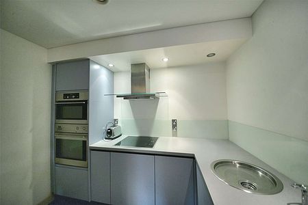 Fantastic Fully Furnished One Double Bedroom Apartment in the heart of Manchester's Spinningfields district. - Photo 4