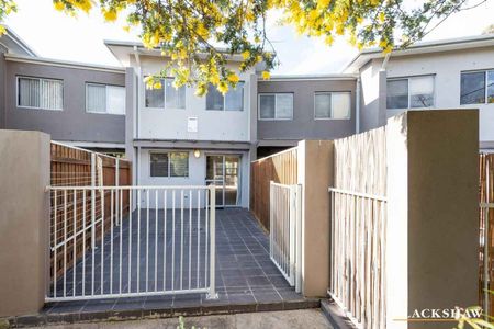 Modern Two-Story Townhouse In Prime Woden Location - Photo 4