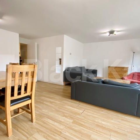 Boasting 1050 sq. ft. of living & entertaining space & sun filled roof terrace - Photo 1