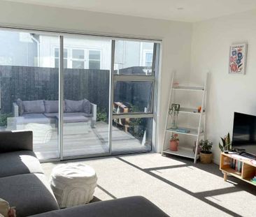 Near New Townhouse with allocated carpark - Photo 2