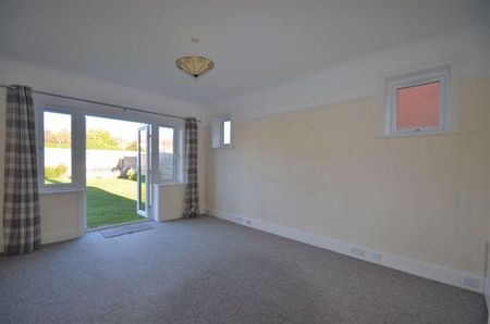 3 bedroom detached bungalow to rent - Photo 2