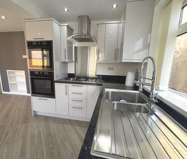 4 bedroom detached house to rent - Photo 4