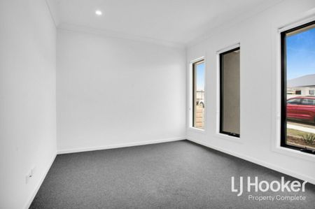 STUNNING FAMILY HOME IN FLAGSTONE WITH DUCTED AIR + QUALITY FINISHES! - Photo 3