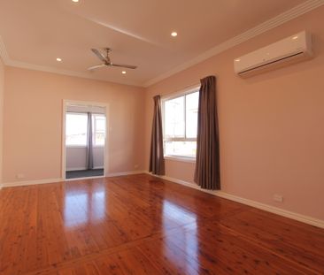 Beautiful Modern Home - Photo 2