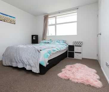 HAMILTON EAST, 3 BEDROOMS - Photo 4