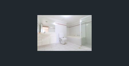 Stunning 3-Bedroom Apartment with Water View in Pyrmont - Photo 4