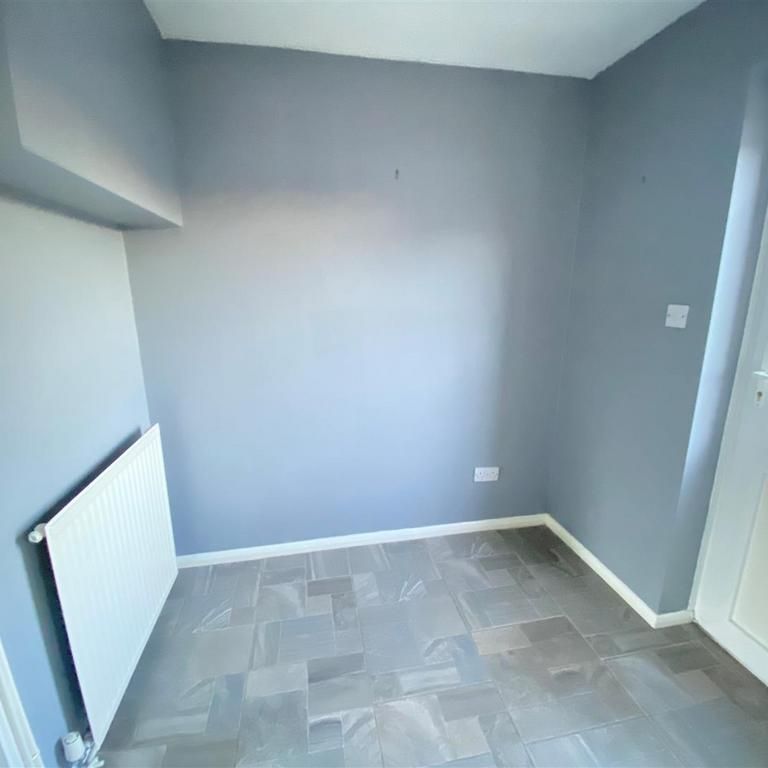 2 bedroom end of terrace house to rent - Photo 1