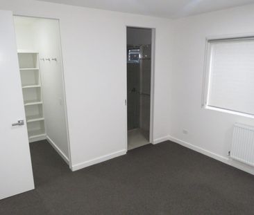 MODERN THREE BEDROOM HOME IN LAKE WENDOUREE - Photo 2