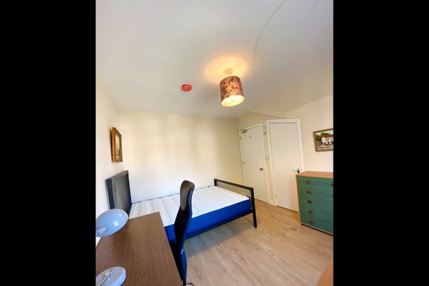 5 Bed Semi-Detached House, Mayfield Road, SO17 - Photo 1