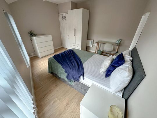 4 bedroom flat to rent - Photo 1