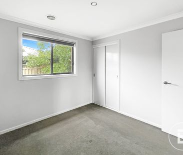 NEAT & TIDY TWO BEDROOM TOWNHOUSE - Photo 2