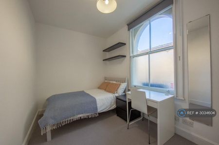 3 bedroom flat to rent - Photo 3