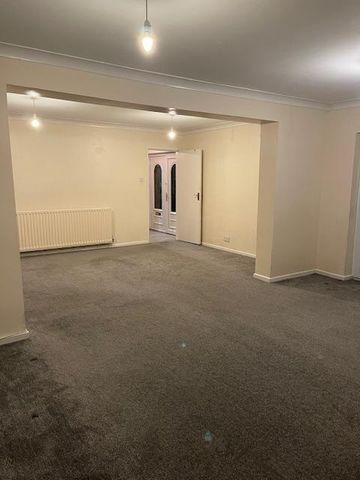 4 bedroom detached house to rent - Photo 2