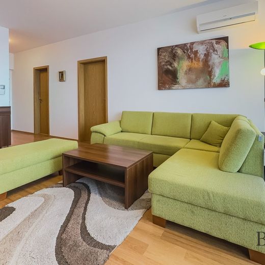 Priestranný 2-izbový byt s balkónom a garážou Tomášikova - Nové Mesto - Photo 1