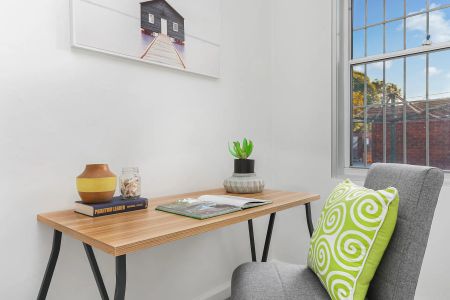 Modern two-bedroom apartment with private entry - Photo 2