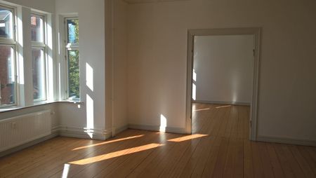 Smuk 5-vær med stuklofter og altan - Photo 4