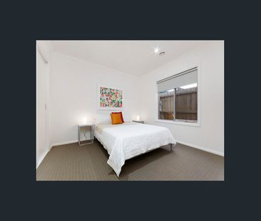 STYLISH TWO BEDROOM TOWNHOUSE! - Photo 5