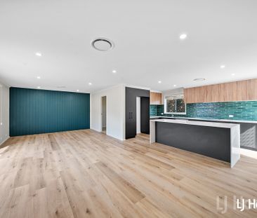 Charming 4 Bedroom with Courtyard & Double Parking - Photo 3
