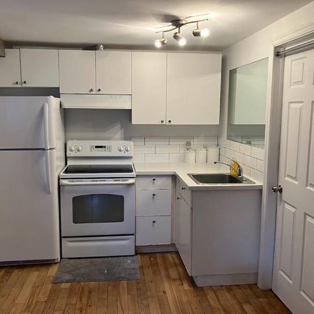 2 1/2, studio, électros et électricité inclus - Photo 3