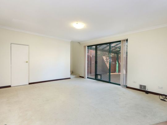 Spacious Homely Townhouse - Photo 1