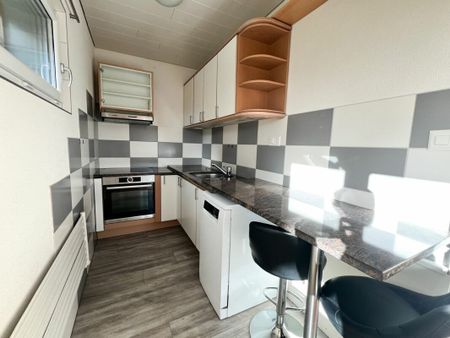 Beautiful 3-room apartment in a villa with terrace in Le Locle - Photo 3