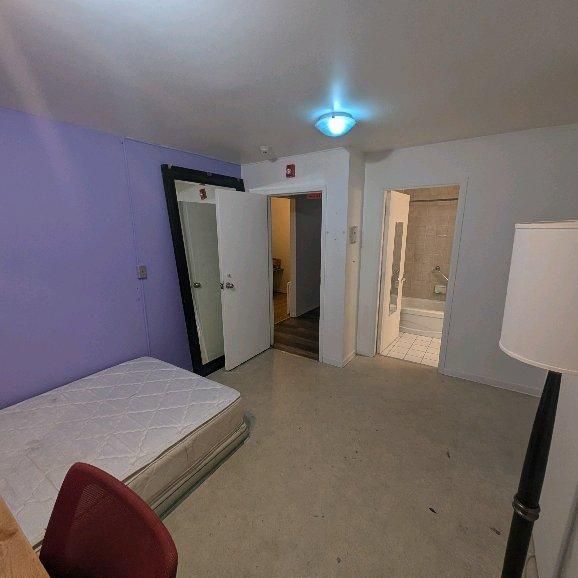 chambre avec salle de bain complète - Photo 1