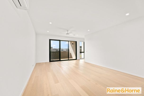 MODERN LIVING - Photo 1