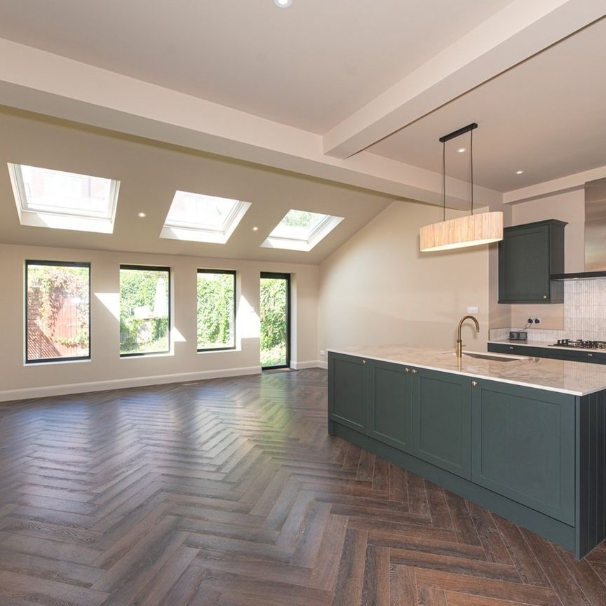 5 Bed Semi-Detached House, Queens Road, SW19 - Photo 1