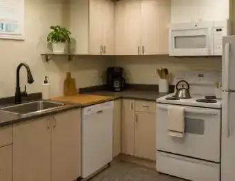 Beautiful & Bright 3 bedroom Lower Residence in West End Peterborough near Hospital | 1296 Dobbin Avenue, Peterborough - Photo 1