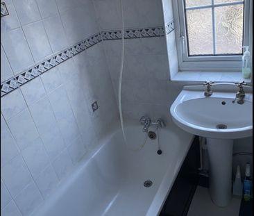 Room in a Shared House, Denham Crescent, CR4 - Photo 5