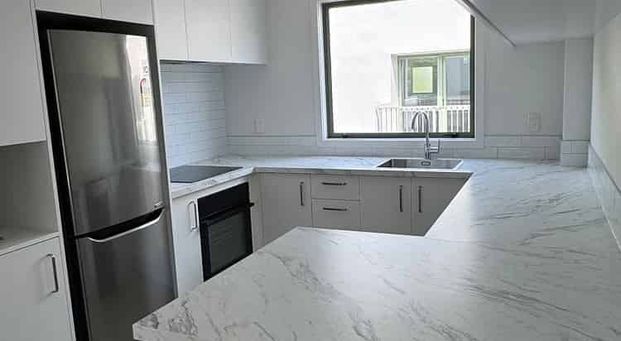 Newly refurbished large townhouse! - Photo 1