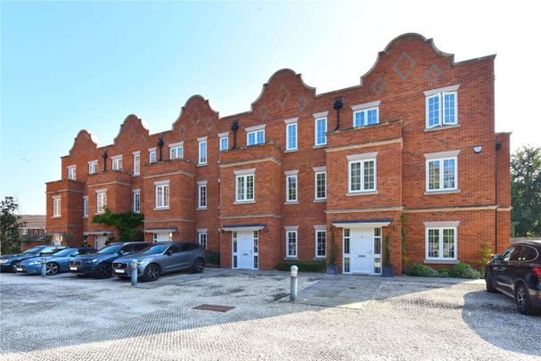 A spacious townhouse in a gated development close to Eton. - Photo 1