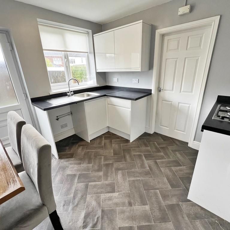 3 bedroom end of terrace house to rent - Photo 1