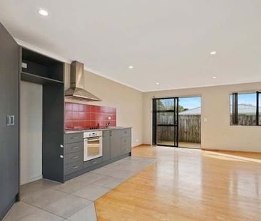 Modern and tidy brick &tile 2 bdrm+2 car parks - Photo 3