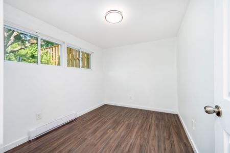 For Lease - 15 Banner Road Unit# M, South of Baseline to Knoxdale, Ontario - Photo 3