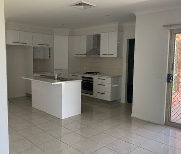 Modern and low maintenance - Photo 3