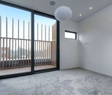 Offering high specification throughout, this penthouse apartment in... - Photo 3