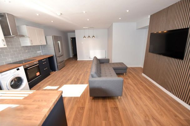 2 bedroom Flat in Victoria Road, Leeds - Photo 1