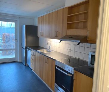 Dejligt 2-værelses rækkehus med terrasse i Odense S - Foto 1