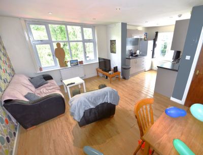 3 bedroom Flat in Otley Road, Leeds - Photo 3